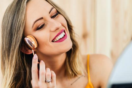 Beauty blogger applying contour to her cheek - 1232122