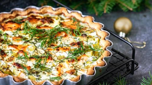 Homemade potato salmon tart with fresh dill - 1228597