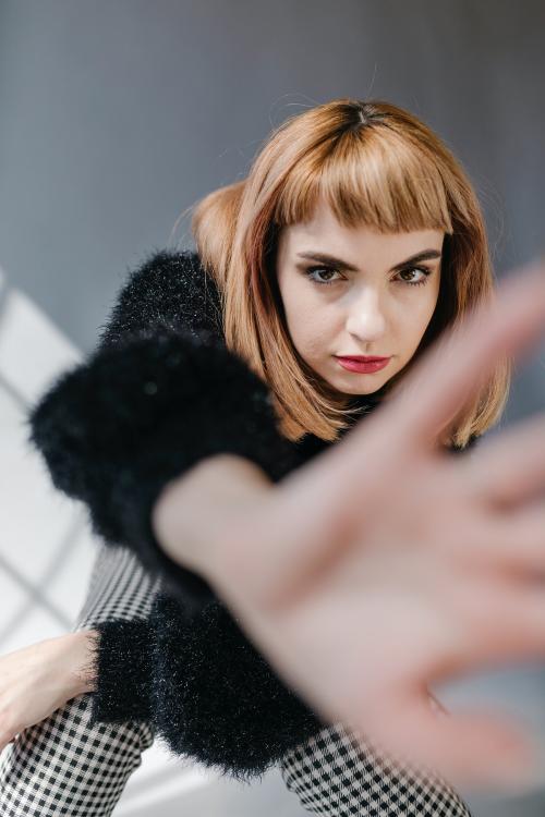 Short brown hair woman in a studio shoot - 1235408