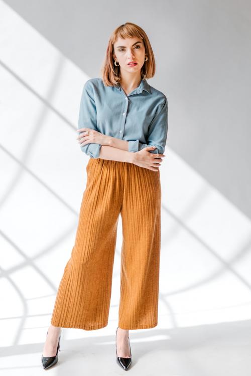 Short brown hair woman in a denim shirt - 1235550