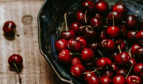 Fresh cherries in a black bowl - 844758