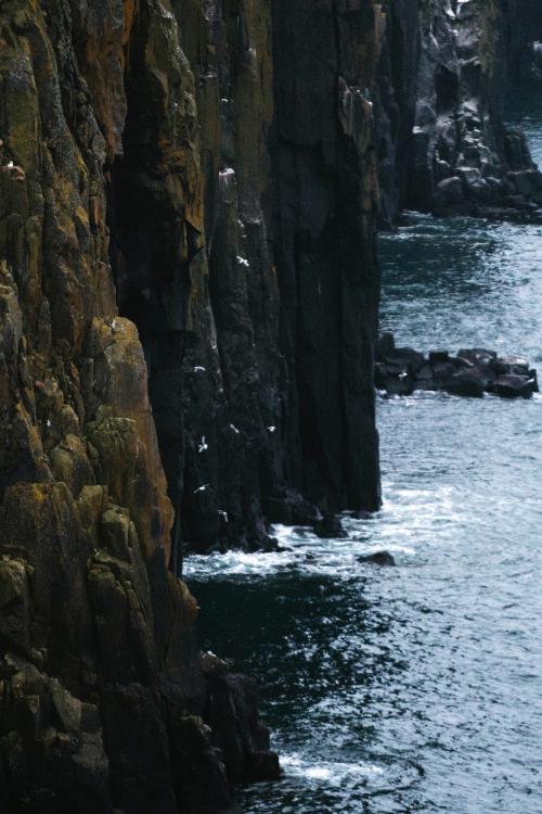 Steep cliff at Neist Point Lighthouse on the Isle of Skye in Scotland - 935906