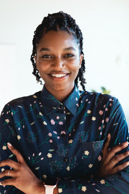 Portrait of a cheerful black lady - 1226764