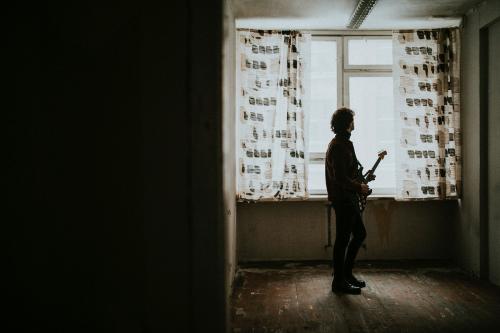 Man with a guitar vibes from a music video shoot - 598311