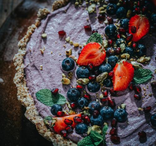 Sweet potato tart topped with strawberries and blueberries - 844761