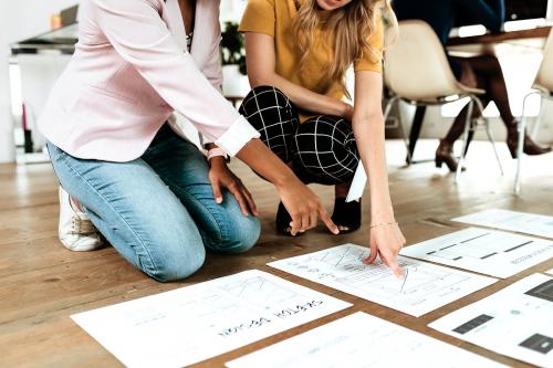 Businesswoman planning a project on the floor - 1225028