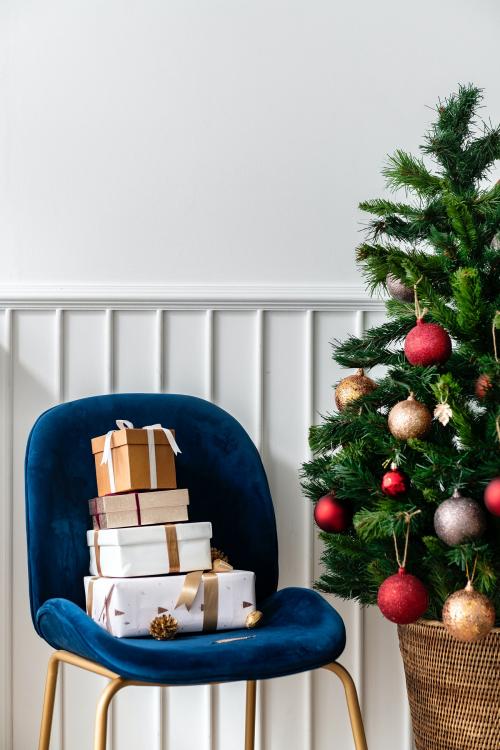 Christmas present gifts box in living room - 1231418