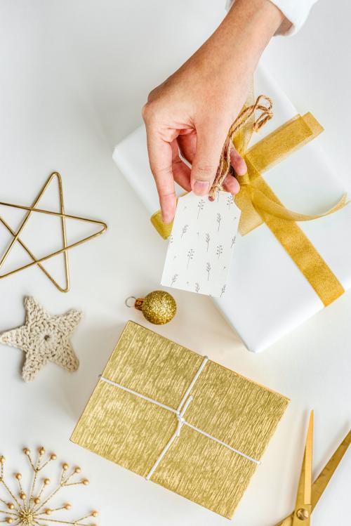 White present with a card - 1231748