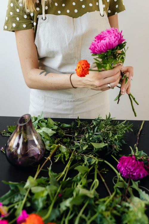 Woman making a bouquet of flowers - 1231992