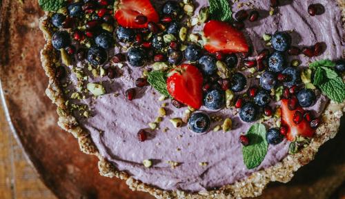 Sweet potato tart topped with strawberries and blueberries - 844773