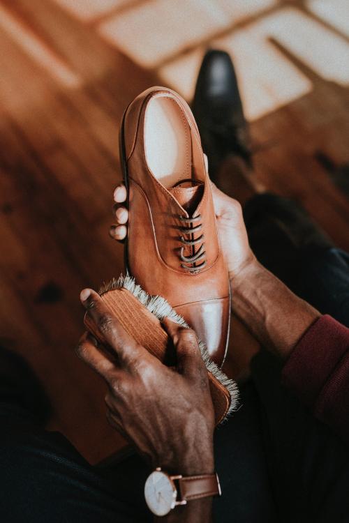 Man applying shoe polish to his brown leather shoes - 1219001