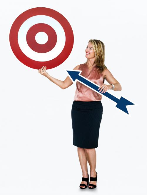 Businesswoman holding an arrow and a dartboard - 468334