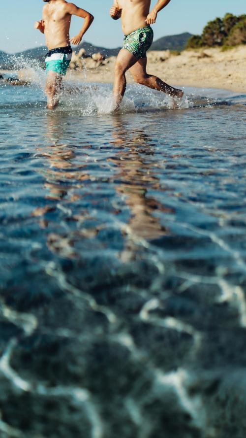 Men running down to the sea mobile phone wallpaper - 1228475