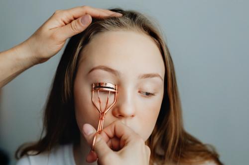 Beauty blogger curling her model eyelash - 1231993