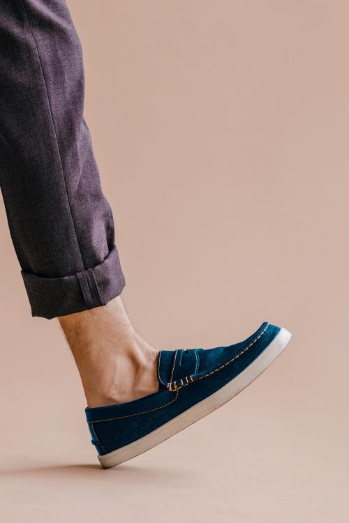 Man leg in jeans and slip-on shoe - 1235475