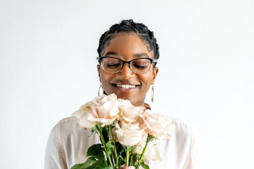 Happy black woman holding a bouquet of flowers - 1224290