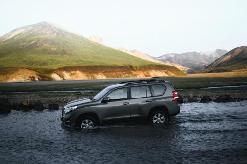 2019, Gray SUV car driving in water - 1227067