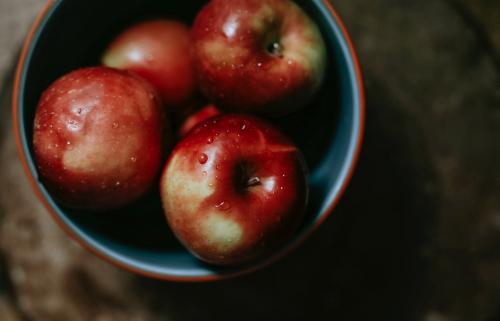 Fresh ripe apples in a bowl - 844795