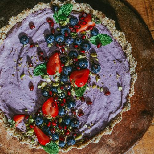 Sweet potato tart topped with strawberries and blueberries - 844811