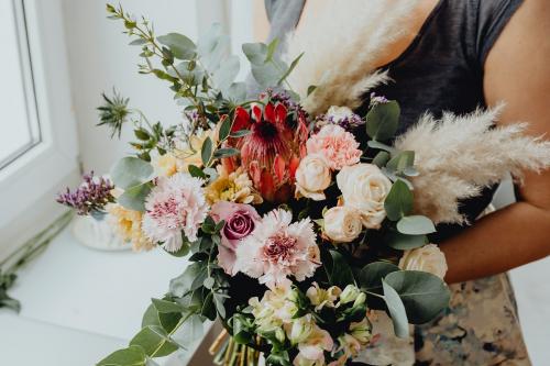 Woman holding a flower bouquet - 937382