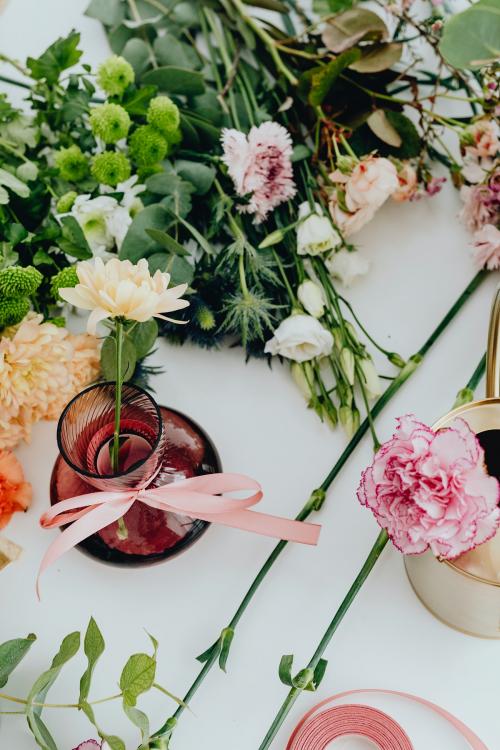 Flower arrangement on a white table - 937384