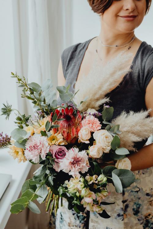 Woman holding a flower bouquet - 937456