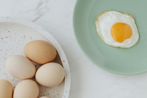 Aerial view of a fried egg on a green plate - 937470