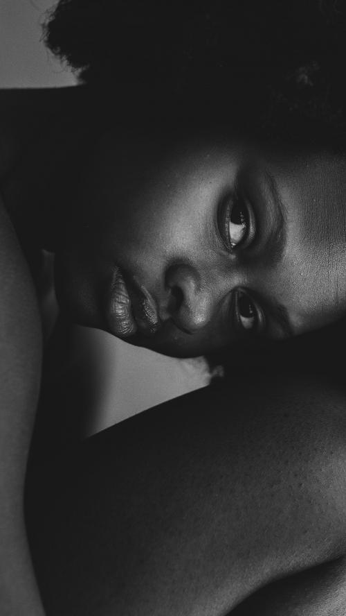 Black woman hugging her knees mobile phone wallpaper - 1219014