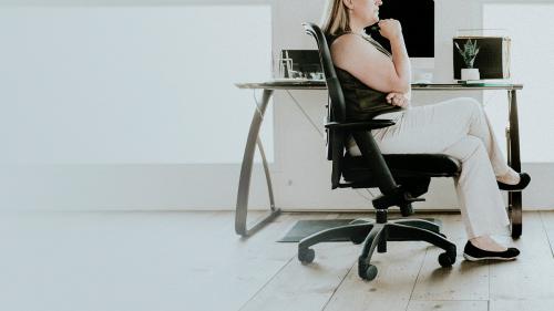 Businesswoman sitting in the office - 1226919