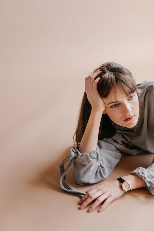 Brown hair model posing in a studio - 1235353