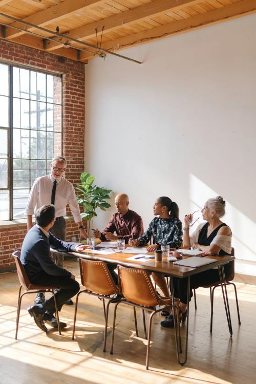 Businesspeople brainstorming in a meeting - 2020074