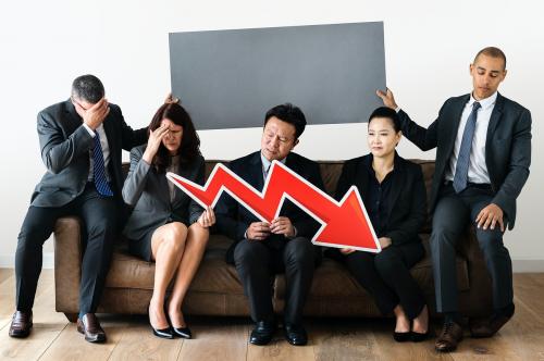 Business people with crisis graph icon - 414610