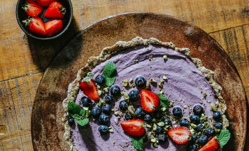 Sweet potato tart topped with strawberries and blueberries - 844763