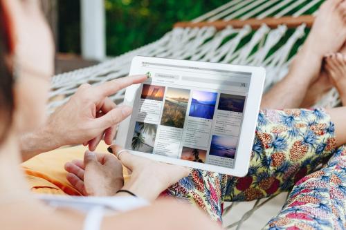 Couple using a tablet in a hammock - 418521