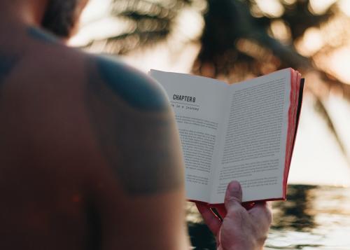 Man reading a book in the swimming pool - 418522