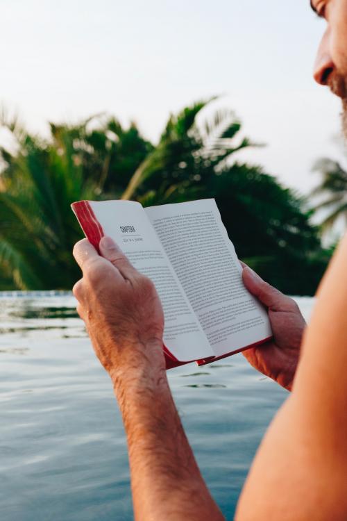 Man reading a book in the swimming pool - 418532