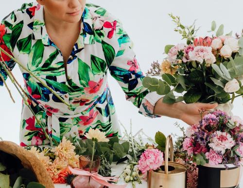 Florist arranging a bouquet of flower - 937426