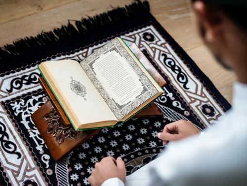 Muslim man studying The Quran - 425810