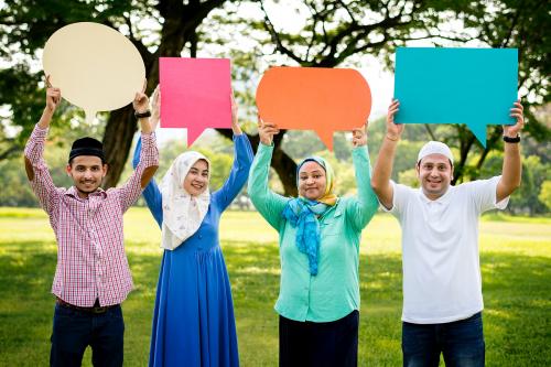 Muslim family holding up speech bubbles - 426045