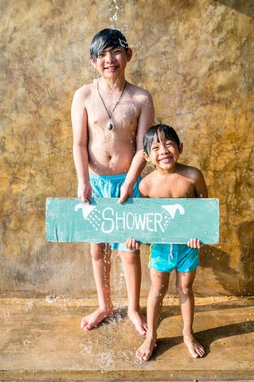 Boys showering at a swimming pool - 428802