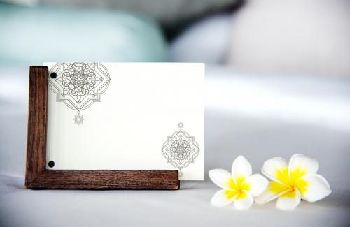 Card on a bed with plumeria flowers mockup - 429274