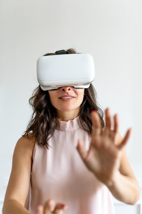 Happy woman enjoying a vr headset - 1224177