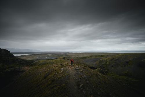 Man standing on the edge of a mountain - 1227114