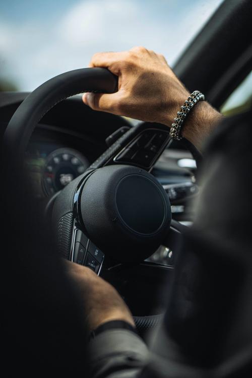 Man driving a car - 1231002