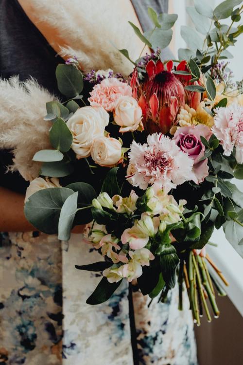 Woman holding a flower bouquet - 937410