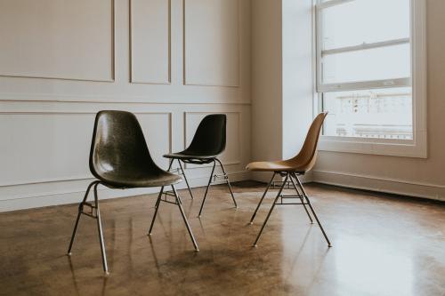 Empty chairs in a studio - 1211538