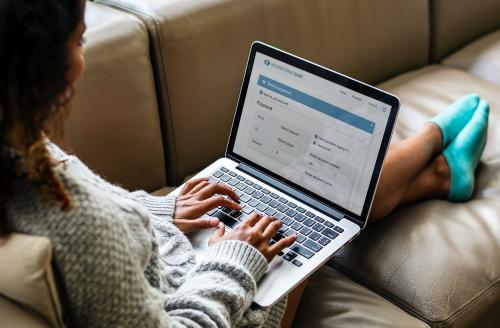 Woman working on a laptop - 404502