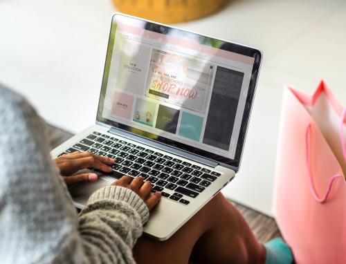 Woman working on a laptop - 404609