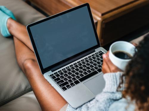 Woman working on a laptop - 404610