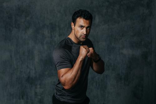 Muscular male boxer in a gray shirt - 1222523